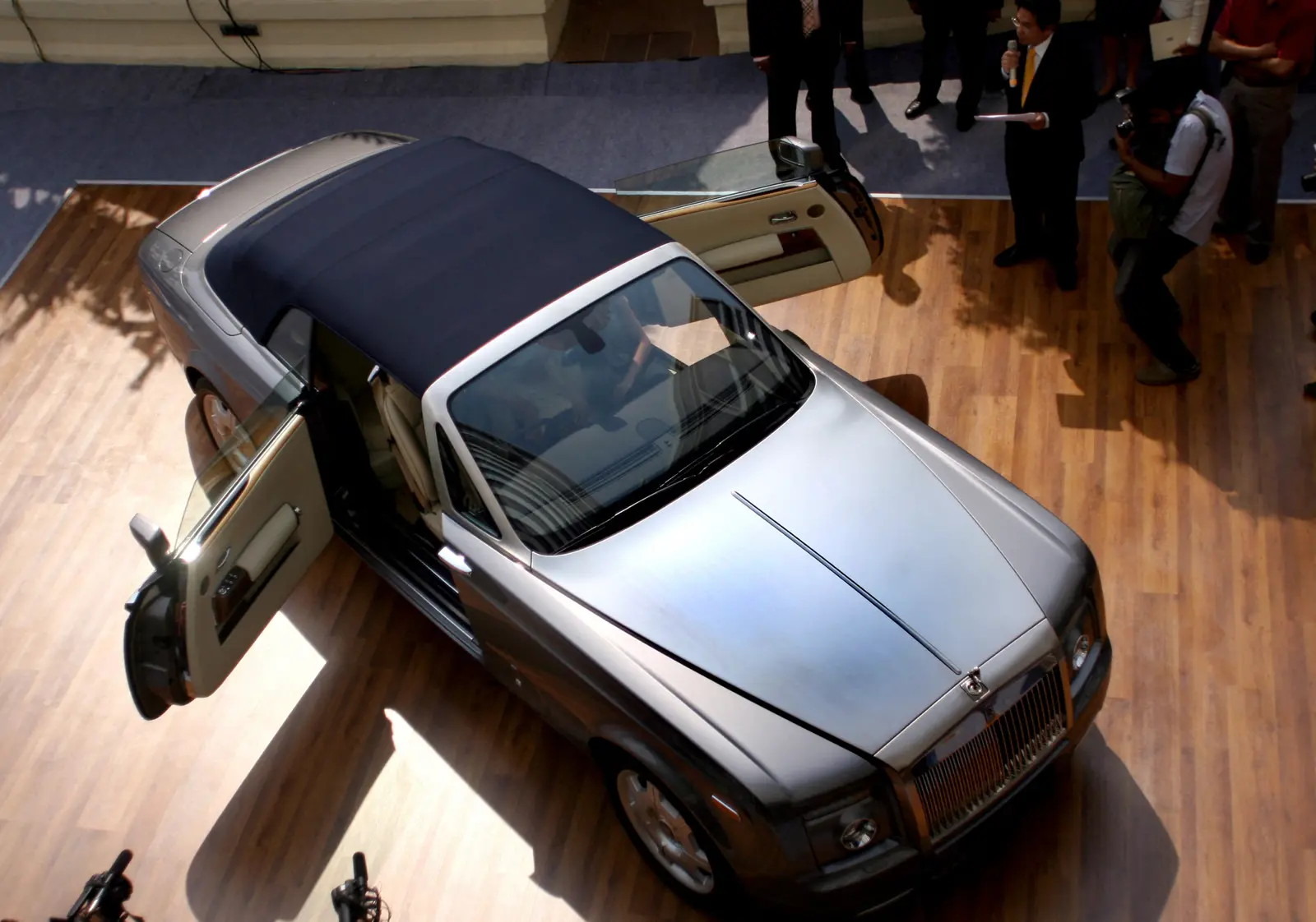 سيارة Rolls Royce Phantom Coupe مزودة بأبواب انتحار.