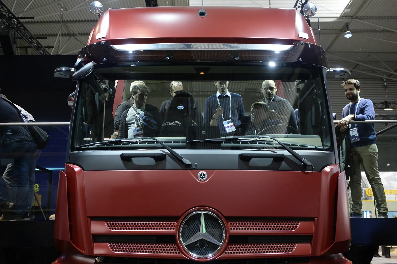 شاحنة مرسيدس من طراز Actros مزودة بكاميرات جانبية بدلاً من المرايا