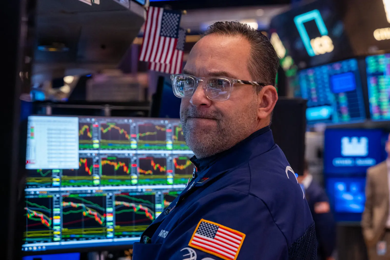  متداولون يعملون في قاعة بورصة نيويورك (NYSE) في وول ستريت، 17 أبريل2025، في مدينة نيويورك