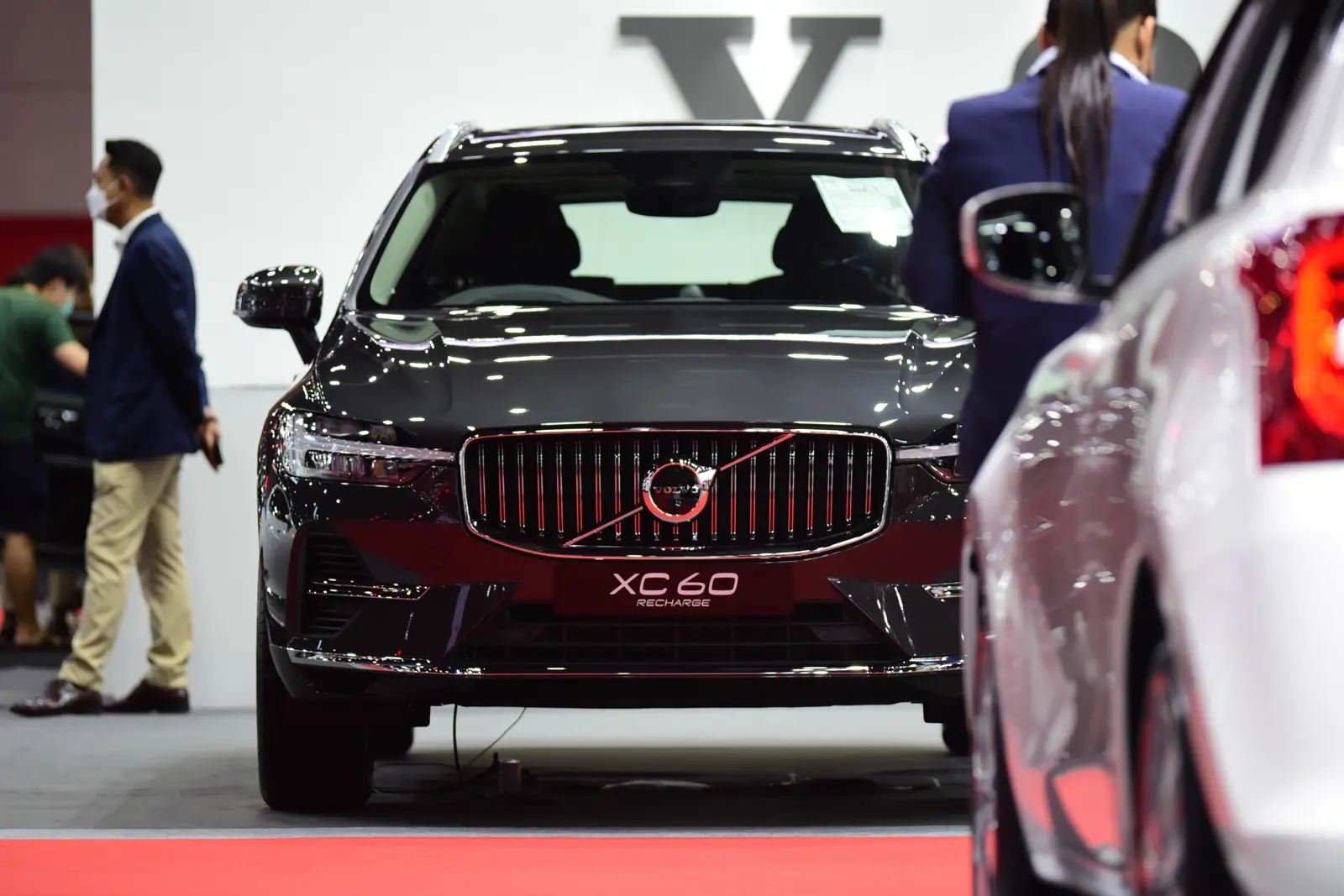 سيارة «فولفو إكس سي 60 ريتشارج» (Volvo XC60 Recharge) العائلية