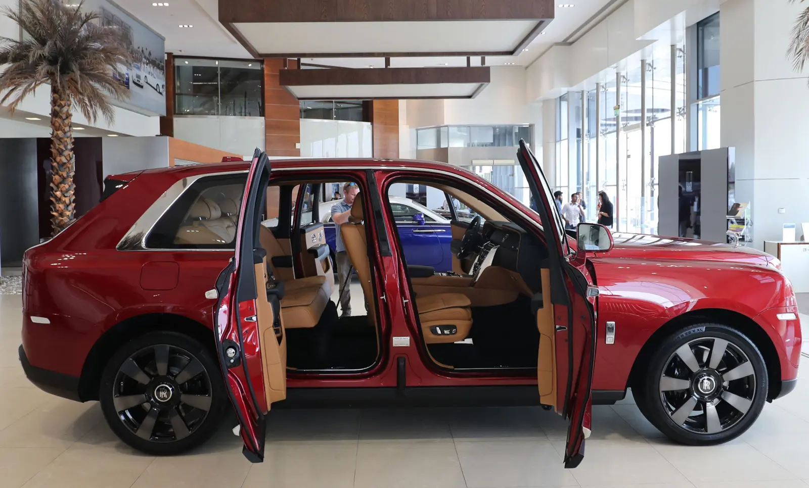 سيارة Rolls-Royce Cullinan مزودة بأبواب انتحار، أي أن أبوابها الخلفية تفتح عكس الاتجاه -  من الأمام للخلف.