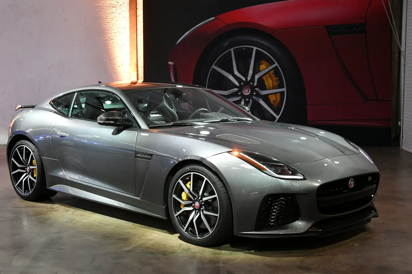 سيارة جاغوار من طراز F-TYPE SVR.