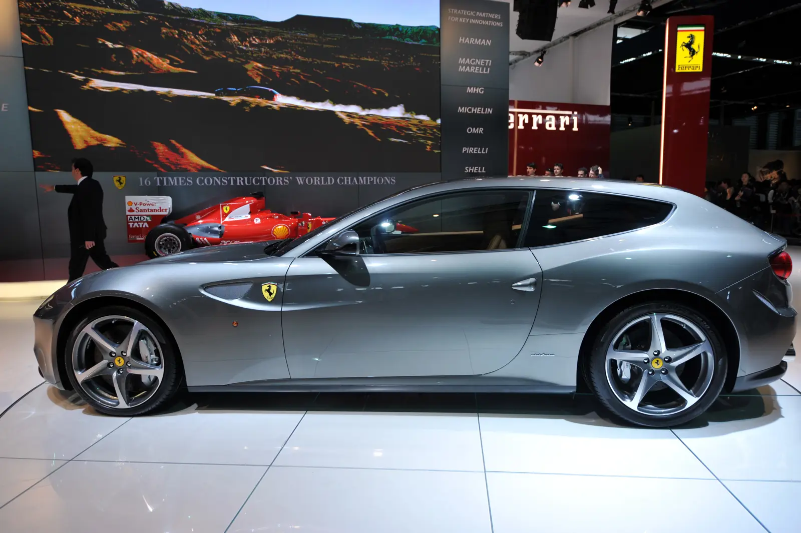 سيارة «فيراري FF» مزودة بمحرك (V12) بتصميم «شوتينغ بريك»