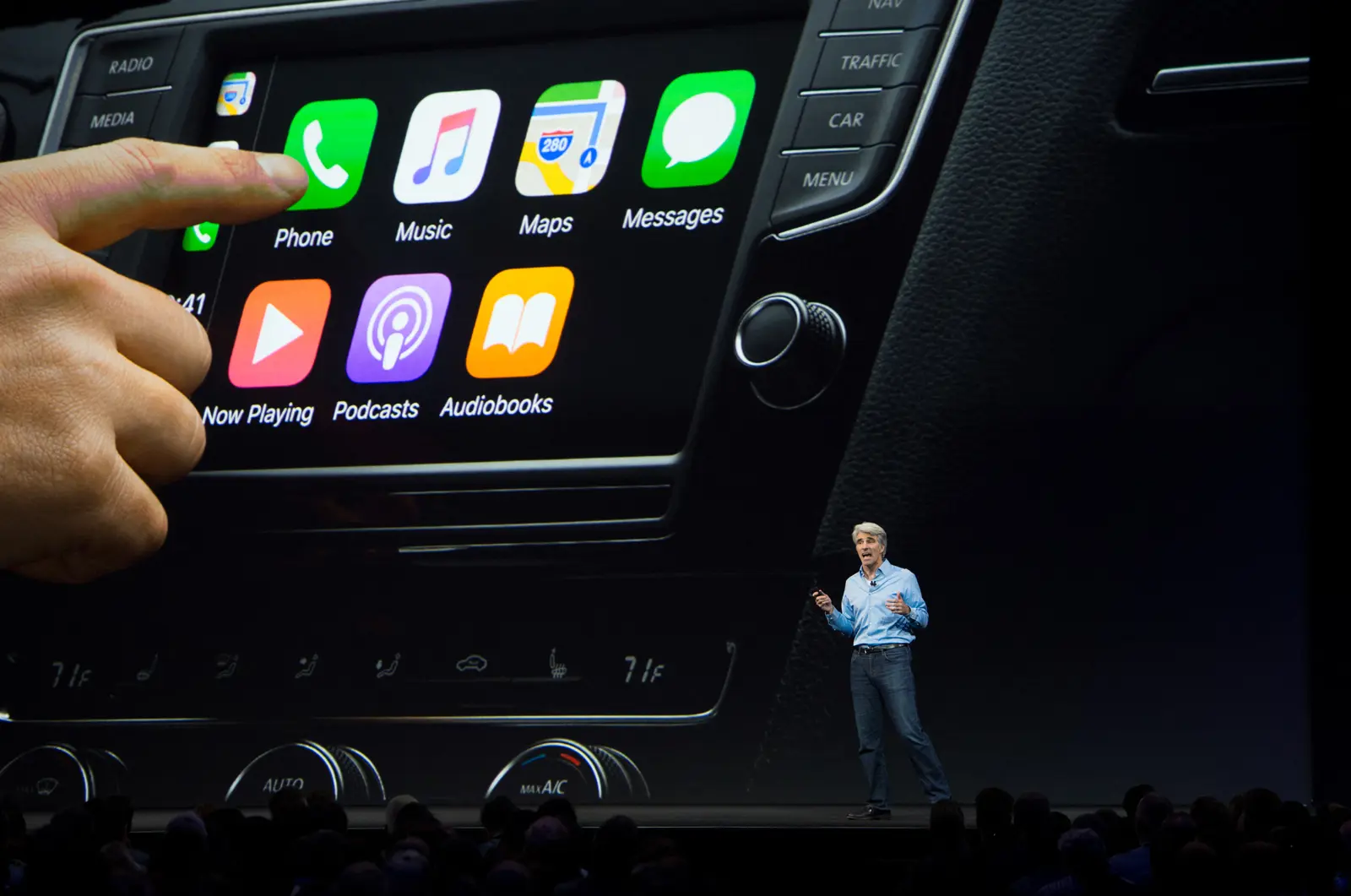 شركة Apple تعرض نظام CarPlay خلال مؤتمر Apple العالمي للمطورين في سان خوسيه