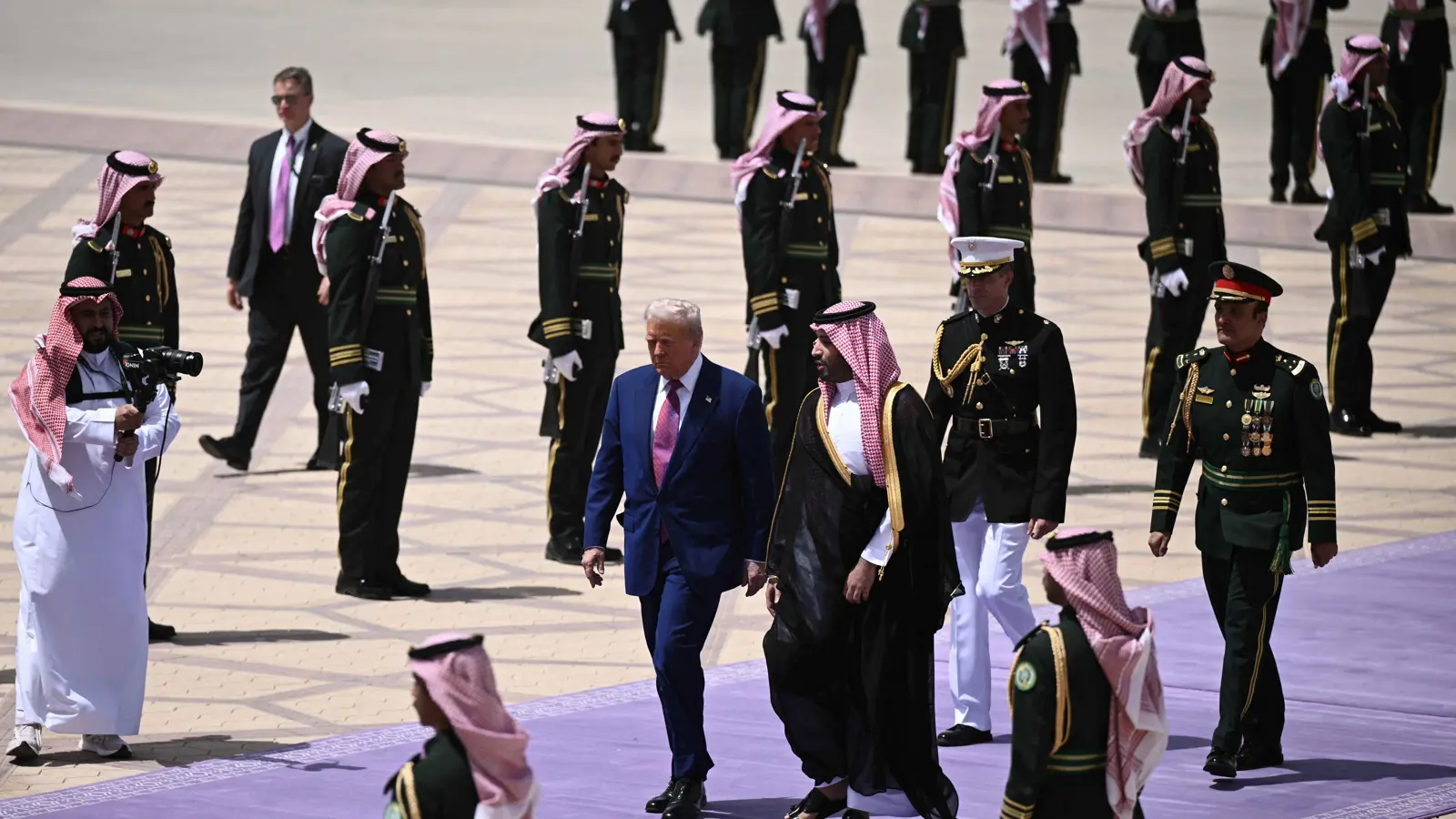ولي العهد السعودي الأمير محمد بن سلمان يستقبل الرئيس الأميركي دونالد ترامب في الرياض. 13 مايو 2025. 