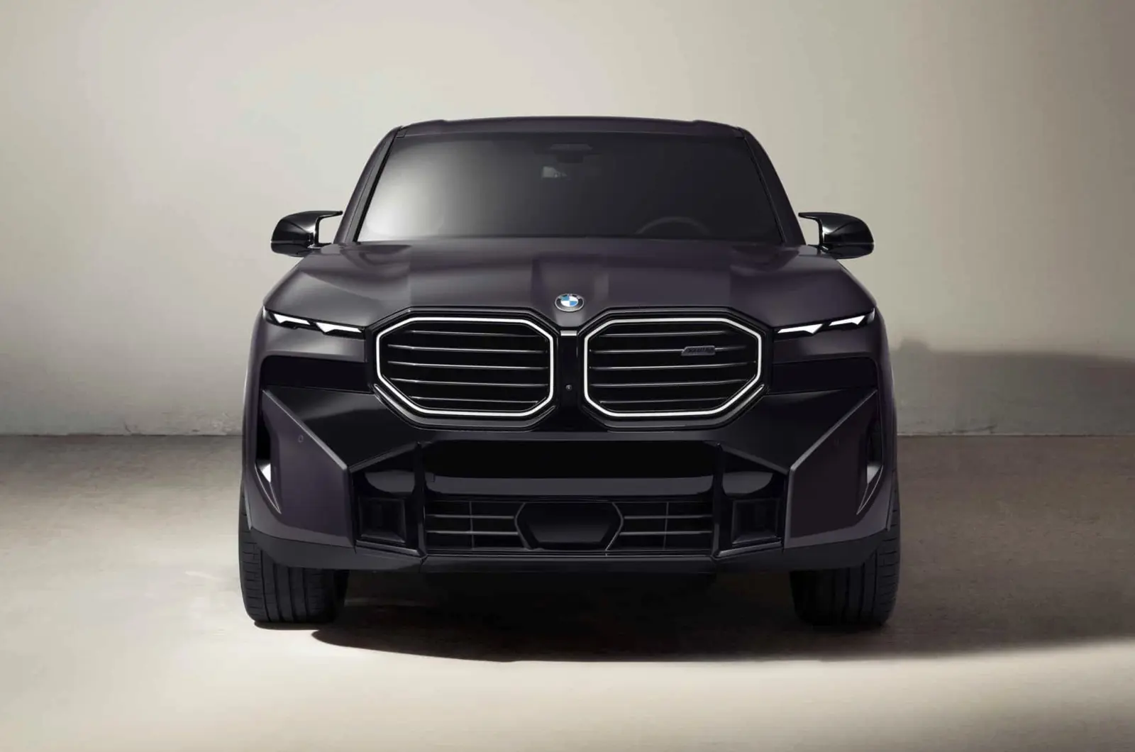سيارة BMW XM by Kith - إصدار تعاوني فاخر، 47 وحدة فقط، يجمع بين الجرأة والندرة.