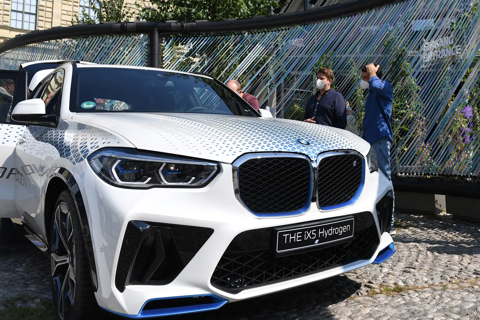 سيارة من الصانع الألماني BMW طراز: IX5 تعمل بالهيدروجين