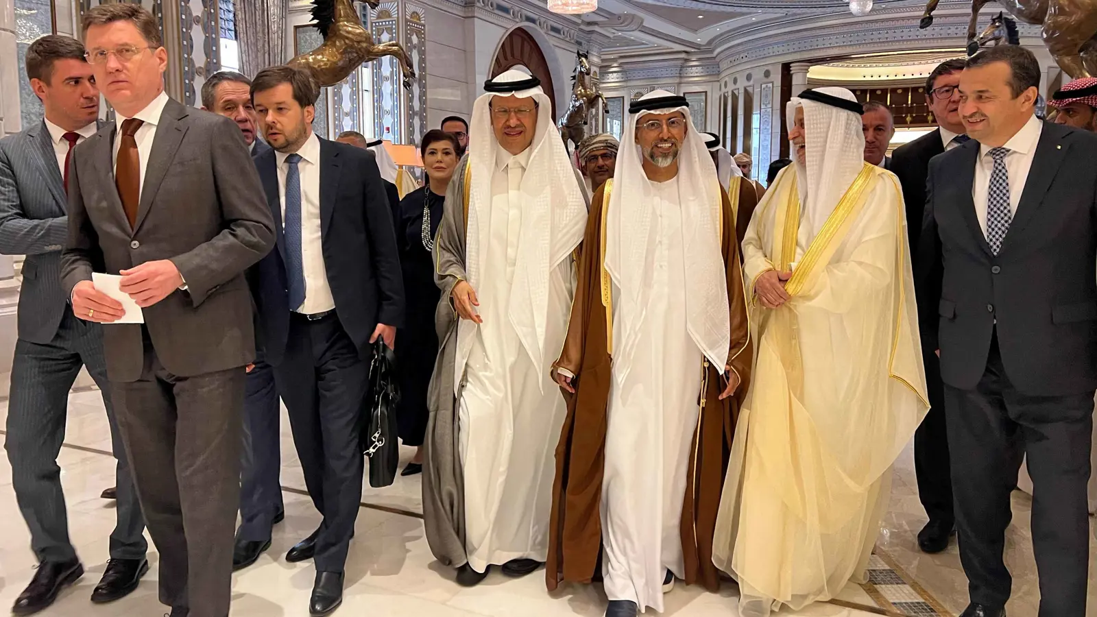 وزراء الطاقة، السعودي الأمير عبد العزيز بن سلمان، والإماراتي سهيل المزروعي، والروسي ألكسندر نوفاك، يتحدثون بعد انتهاء اجتماع أوبك في الرياض، في 2 يونيو 2024. 