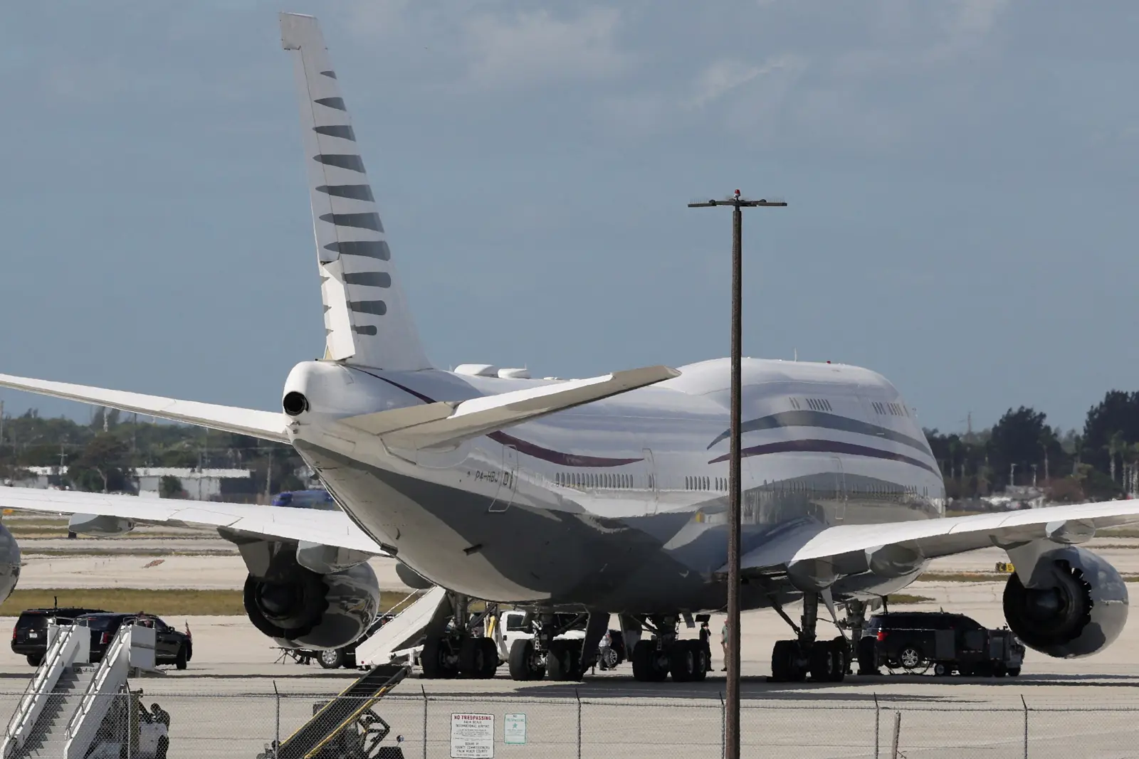 طائرة بوينغ 747-8 المملوكة لقطر في «ويست بالم بيتش» بولاية فلوريدا الأميركية يوم 15 فبراير 2025.