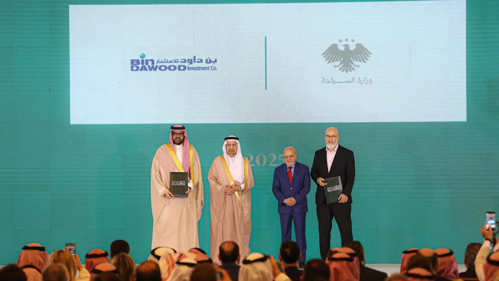 جانب من توقيع الاتفاقيات الاستثمارية في منتدى الاستثمار السوري السعودي بالعاصمة دمشق، 24 يوليو 2025.