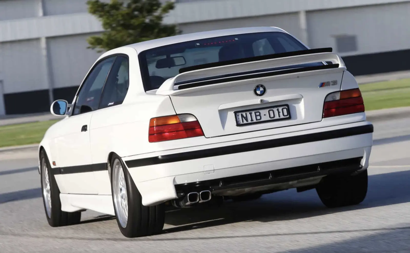 سيارة BMW E36 M3-R - نسخة محدودة من 15 وحدة، مخصصة لسباقات التحمل الأسترالية بقوة 322 حصان.