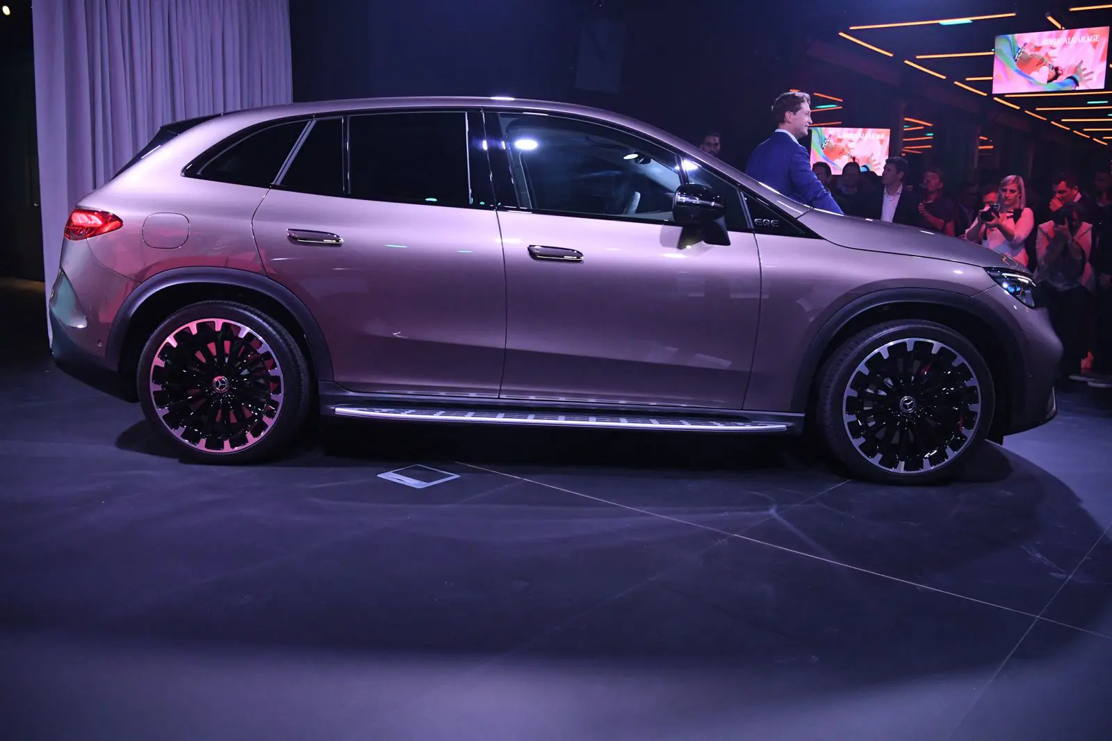 عرض سيارة مرسيدس بنز EQE الكهربائية في باريس وهي SUV مرتفعة الوزن