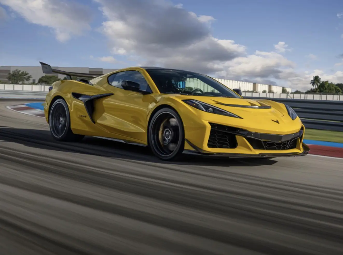 سيارة شيفروليه كورفيت ZR1 موديل 2025 خلال جولة آداء على الحلبة
