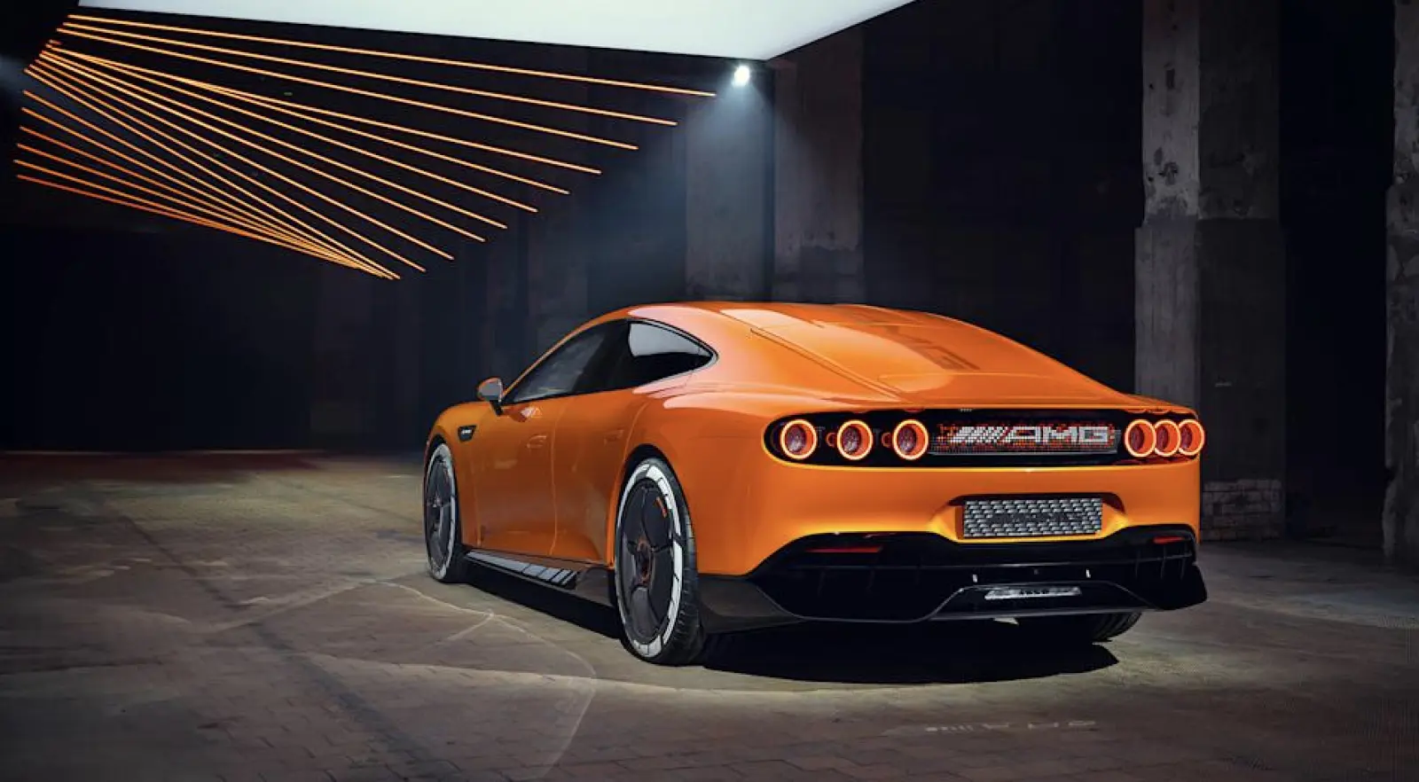 سيارة AMG GTXX الكهربائية من الجهة الخلفية.